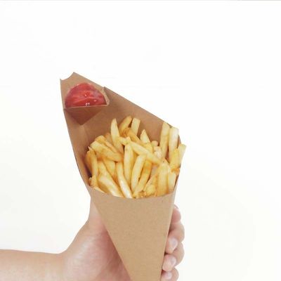 PET-überzogene Pommes-Frites tapezieren Wegwerfkegel-Schalen-Kraftpapier-Kasten mit Soße